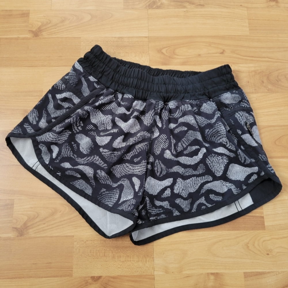 Lululemon Tracker Short IV (4-way Stretch 4") Graf Black White